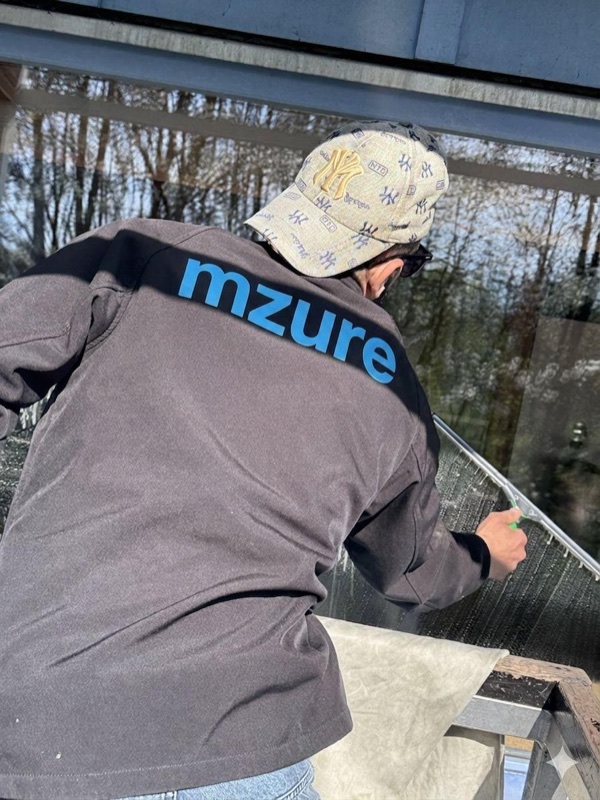 Fensterreinigung an einer Glasfassade in Kiel
