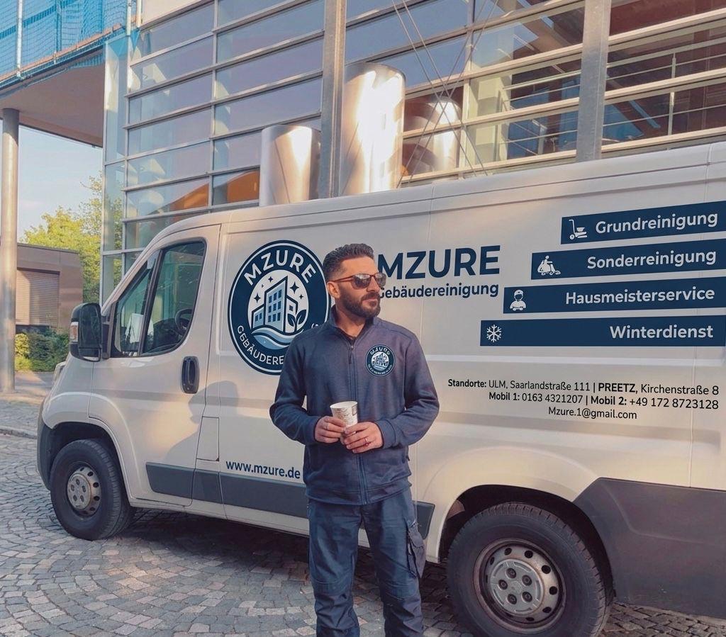 MZURE Firmenfahrzeug vor einem Objekt in Preetz